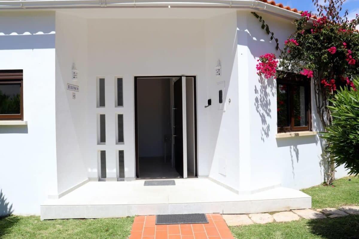 Villa Hibiscus, Great Location In Vilamoura, Lush Green Lawns And Garden Куартейра Екстериор снимка